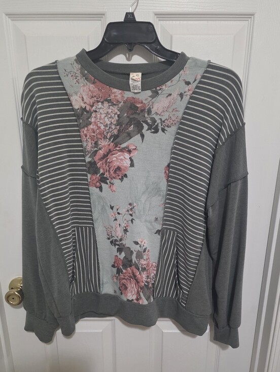7th Ray Tops - 7th Ray Green Crew Neck Sweatshirt With Pockets. NEW